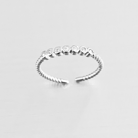 Sterling Silver 7 Tiny CZ Toe Ring, Dainty Rings, Midi Ring, Stackable Jewelry - Picture 4 of 8